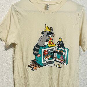 Raccoon eating a piece of pizza with a penguin - Tee shirt (M)